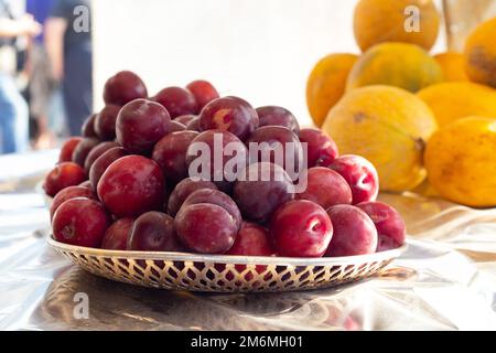 Prunes mûres sur les étagères dans le bazar en Ukraine Banque D'Images