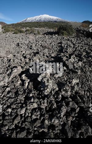 Volcan rochers et l'hiver l'Etna en Sicile, Parc de l'Etna, Italie (vertical) Banque D'Images