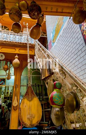 Boutique d'instruments de musique, vieille ville de Kashgar, région autonome de Xinjiang Uyghur, Chine. Banque D'Images