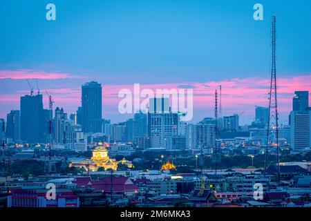 Immeuble de bureaux en hauteur au centre-ville de Bangkok. À l'aube, la lumière du ciel est bleue et orange. Banque D'Images