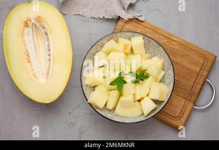 Tranches de melon dans une assiette ronde grise sur la table Banque D'Images