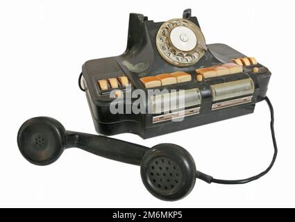 Ancien téléphone à cadran grunge vintage sur blanc isolé Banque D'Images