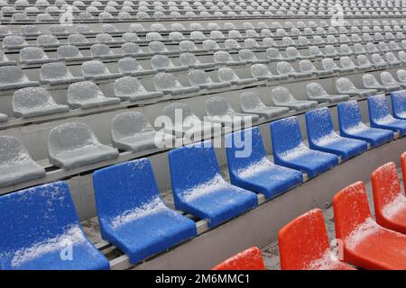 STADE - terrain de football avec but et tapo sur ciel bleu Banque D'Images