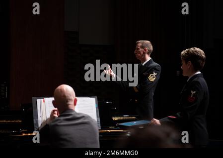 LA CROSSE, Wisc. (2 mai 2022) le musicien en chef Adam Whitman, de Webster, Floride, et le musicien 1st classe Amy Broadbent, de Rockville, Maryland, entraînait une chorale étudiante au cours d'une clinique éducative à l'Université Viterbo. Le chœur des Sea Chanters du groupe de la Marine des États-Unis a joué dans sept États lors de sa tournée de 13 villes de 2 000 milles, reliant les communautés de tout le pays à leur Marine. Banque D'Images