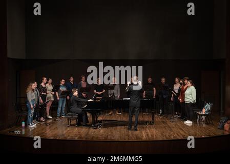 LA CROSSE, Wisc. (2 mai 2022) le musicien en chef Adam Whitman, de Webster, Floride, et le musicien 1st classe Amy Broadbent, de Rockville, Maryland, entraînait une chorale étudiante au cours d'une clinique éducative à l'Université Viterbo. Le chœur des Sea Chanters du groupe de la Marine des États-Unis a joué dans sept États lors de sa tournée de 13 villes de 2 000 milles, reliant les communautés de tout le pays à leur Marine. Banque D'Images