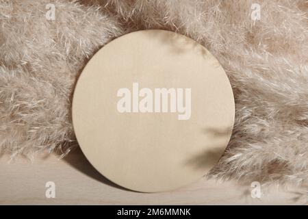 Panneau rond en bois blanc sur les pampas texture douce. Banque D'Images