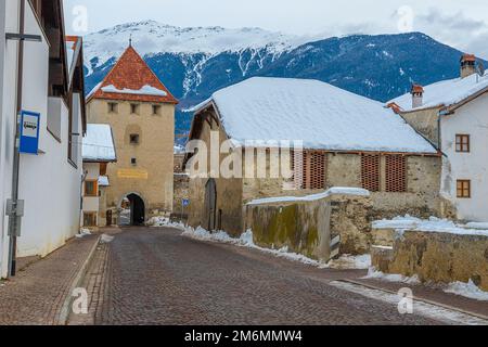 Paysage d'hiver photo de ville médiévale ou commune Glurns ou Gloriza dans le Tyrol du Sud, dans le nord de l'Italie Banque D'Images