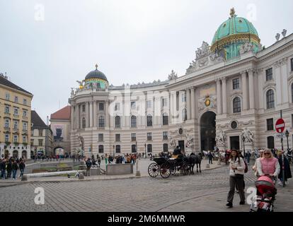 Vue sur les calèches -Fiakers devant le palais Hofburg ancien palais impérial principal de la dynastie des Habsbourg. Banque D'Images