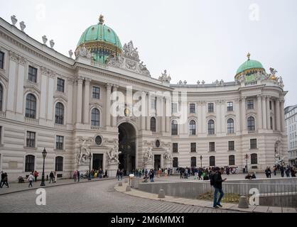 Vue sur les calèches -Fiakers devant le palais Hofburg ancien palais impérial principal de la dynastie des Habsbourg. Banque D'Images