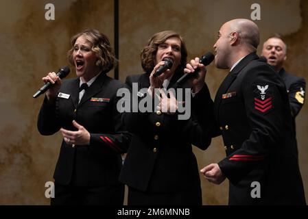 LA CROSSE, Wisc. (2 mai 2022) musiciens 1st classe Maia Rodriguez, à gauche, de Cleveland, Ohio, Madilyn Crossland, De Fremont, Californie, et Dennys Moura, de Gaithersburg, Maryland, Assistez à un concert-chœur du Sea Chanters du United States Navy Band à l'université Viterbo. Les Sea Chanters se sont produits dans sept États au cours de sa tournée de 13 villes de 2 000 kilomètres, reliant les communautés de la nation à leur Marine. Banque D'Images