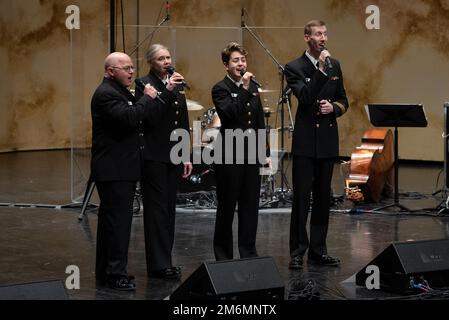 LA CROSSE, Wisc. (2 mai 2022) des membres du groupe de la Marine des États-Unis, Sea Chanters chorus, exécutent un quatuor lors d'un concert à l'Université Viterbo. Les Sea Chanters se sont produits dans sept États au cours de sa tournée de 13 villes de 2 000 kilomètres, reliant les communautés de la nation à leur Marine. Banque D'Images