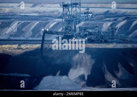 05 janvier 2023, Rhénanie-du-Nord-Westphalie, Jackerath: Vue sur la mine de lignite opencast Garzweiler II près de Lützerath, où travaillent des excavatrices de lignite appartenant à la société énergétique RWE. Photo: Rolf Vennenbernd/dpa Banque D'Images