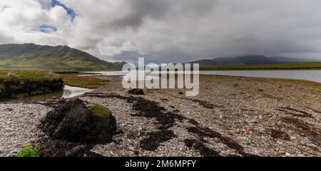 Une tourbière panoramique et un paysage de lac dans le parc national de Ballycroy avec la chaîne de montagnes Nephin à l'arrière Banque D'Images