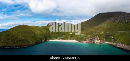 Vue panoramique sur la baie de Keem sur l'île d'Achill dans le comté de Mayo en Irlande Banque D'Images