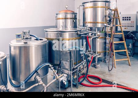 Chaîne de production artisanale de bière dans une petite brasserie privée Banque D'Images