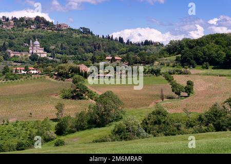 MONTEPULCIANO, TOSCANE, ITALIE - MAI 17 : vue de l'église de San Biagio et de Montepulciano le 17 mai 2013 Banque D'Images