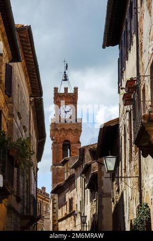 PIENZA, TOSCANE, ITALIE - 19 MAI : ancienne tour de l'horloge de Pienza en Toscane le 19 mai 2013 Banque D'Images