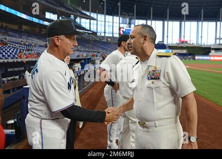 MIAMI, Floride (2 mai 2022) - États-Unis John Menoni, commandant de l'équipe de grève expéditionnaire du deuxième groupe de la Marine arrière, serre la main avec Al Pedrique, entraîneur de la troisième base de Miami Marlins, lors d'un match de baseball de la Miami Marlins Major League, durant les festivités de Port Everglades, en mai. 2, 2022. Les semaines de la flotte sont conçues pour montrer aux Américains l’investissement qu’ils ont fait dans leur Marine et pour mieux faire connaître le rôle et le but de la Marine dans notre défense nationale. Banque D'Images