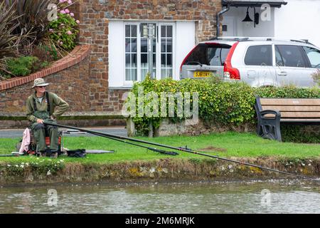 BUDE, CORNOUAILLES, Royaume-Uni - AOÛT 15 : l'homme pêche sur le canal à Bude, Cornouailles, le 15 août 2013. Un homme non identifié Banque D'Images