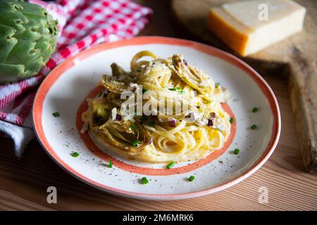 Tagliatelle aux artichauts et au jambon iberico d'espagne. Banque D'Images