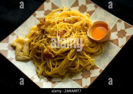 Spaghetti Carbonara est un plat de pâtes italien de Rome, composé d'œufs, de fromage, de porc fumé et de poivre noir. Banque D'Images