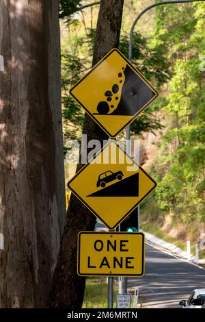 Panneaux d'avertissement en haut de Goat Track sur Tamborine Mountain Australie. Route à voie unique et abrupte avec danger de chutes de roche.les feux de circulation contrôlent la circulation. Banque D'Images