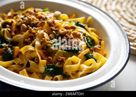 Tagliatelle aux épinards et à la citrouille. Pâtes italiennes fraîches avec légumes. Banque D'Images