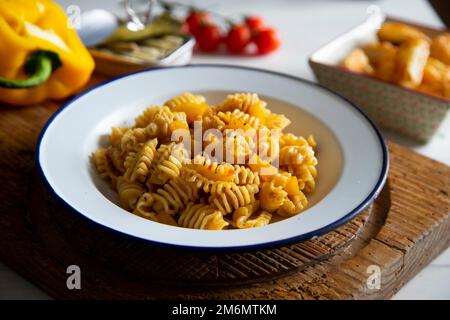 Pâtes italiennes fraîches avec légumes et potiron. Banque D'Images