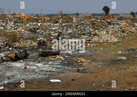 photo de stock de déchets, de fils et autres objets en plastique et de déchets sur le site d'élimination des déchets qui se trouve autour du site d'élimination des déchets, non organisée Banque D'Images