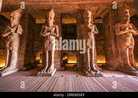 Abou Simbel, Égypte - 16 novembre 2021 : à l'intérieur du grand temple égyptien ancien de Ramsès II à Abou Simbel, Égypte Banque D'Images