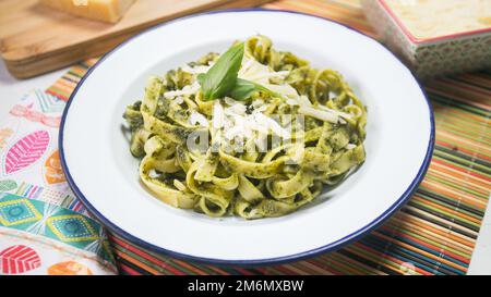 Pesto aux pâtes. Le pesto est un condiment ou une sauce typique originaire de Ligurie. Son principal ingrédient est le basilic ou mieux, le basilic génois. Banque D'Images