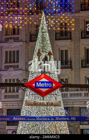 Entrée de la station de métro et feux de Noël à Gran via, Madrid, Espagne Banque D'Images