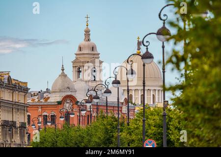 La Venise russe, l'église de la Sainte-Grande Catherine Martyr dans le remblai de Makarov, beaucoup de gens pendant la célébration de d Banque D'Images