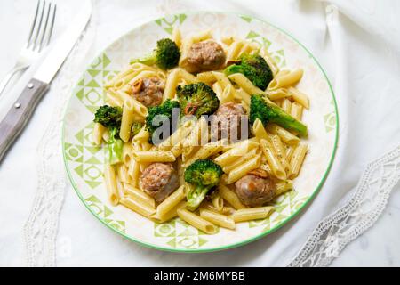 Penne pâtes avec brocoli et saucisse de porc. Banque D'Images