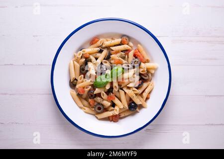 Pâtes alla siciliana. Pâtes avec sauce tomate, basilic et olives noires. Banque D'Images