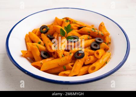 Pâtes alla siciliana. Pâtes avec sauce tomate, basilic et olives noires. Banque D'Images