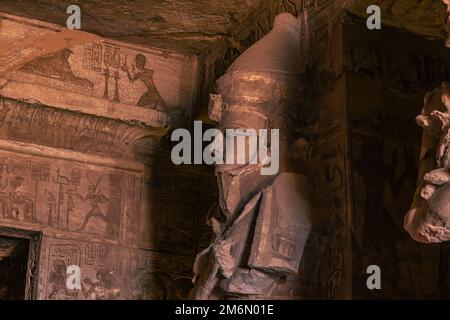 Abou Simbel, Égypte - 16 novembre 2021 : à l'intérieur du grand temple égyptien ancien de Ramsès II à Abou Simbel, Égypte Banque D'Images