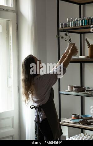 girl potter, business owner in her studio. the concept of small business Banque D'Images