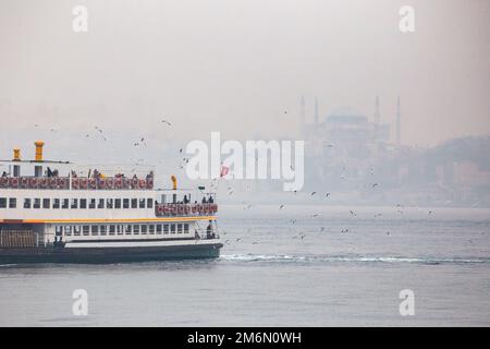 4 janvier 2023 : vue sur le ferry en naviguant depuis la côte de Kadikoy avec la péninsule historique et Sainte-Sophie en arrière-plan à Istanbul, Turkiye sur 4 janvier 2023. Kadikoy connu dans l'antiquité classique et pendant les époques romaines et byzantines comme Chalcédon, est un grand, populeux et cosmopolite district dans la partie asiatique d'Istanbul, sur la rive nord de la mer de Marmara. (Image de crédit : © Tolga Ildun/ZUMA Press Wire) Banque D'Images