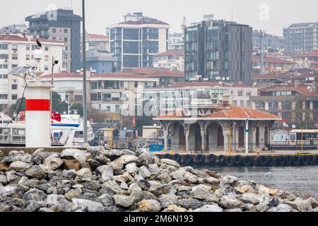 4 janvier 2023: Vue sur le port historique de ferry de Bostanci situé aux frontières de la côte de Kadikoy à Istanbul, Turkiye sur 4 janvier 2023. Kadikoy connu dans l'antiquité classique et pendant les époques romaines et byzantines comme Chalcédon, est un grand, populeux et cosmopolite district dans la partie asiatique d'Istanbul, sur la rive nord de la mer de Marmara. (Image de crédit : © Tolga Ildun/ZUMA Press Wire) Banque D'Images