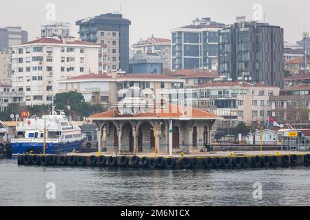 4 janvier 2023: Vue sur le port historique de ferry de Bostanci situé aux frontières de la côte de Kadikoy à Istanbul, Turkiye sur 4 janvier 2023. Kadikoy connu dans l'antiquité classique et pendant les époques romaines et byzantines comme Chalcédon, est un grand, populeux et cosmopolite district dans la partie asiatique d'Istanbul, sur la rive nord de la mer de Marmara. (Image de crédit : © Tolga Ildun/ZUMA Press Wire) Banque D'Images