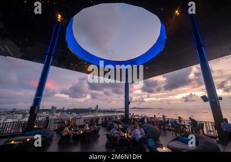 PATTAYA, THAÏLANDE - Mai 2022 vue de la terrasse du Hilton Sky Bar au coucher du soleil. Banque D'Images