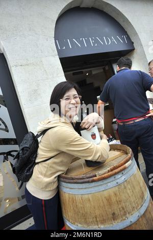 FRANCE. BORDEAUX (33) TOURISTES CHINOIS DANS LE MAGASIN DE L'INTENDANT VINES Banque D'Images