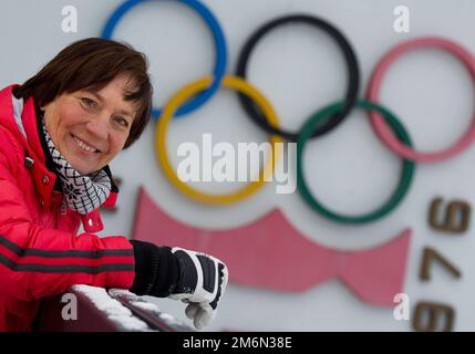 Axamer Lizum, Autriche. 14th janvier 2016. L'ancien coureur de ski Rosi Mittermaier se trouve en face des 1976 anneaux olympiques de la station de ski Axamer Lizum (Tyrol). L'icône allemande du ski est morte. L'ancien coureur de ski est décédé mercredi « après une maladie grave » à l'âge de 72 ans, a annoncé sa famille jeudi. Credit: Picture Alliance/dpa/Alay Live News Banque D'Images