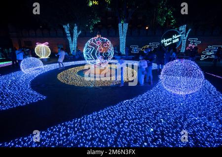 CHIANG MAI, THAÏLANDE - 30 DÉCEMBRE 2022 : de belles décorations lumineuses ornent le festival du nouvel an à la porte de Tha Phae à Chiang Mai, en Thaïlande. Banque D'Images