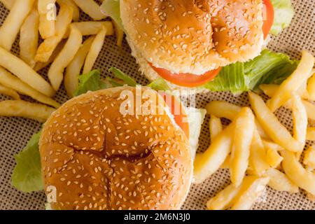 Directement au-dessus de la prise de hamburger frais avec des frites, espace de copie Banque D'Images