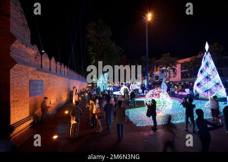 CHIANG MAI, THAÏLANDE - 30 DÉCEMBRE 2022 : de belles décorations lumineuses ornent le festival du nouvel an à la porte de Tha Phae à Chiang Mai, en Thaïlande. Banque D'Images