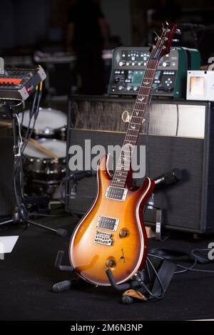 La guitare PRS de Jakko Jakszyk photographiée aux Elstree Studios, Londres. Banque D'Images