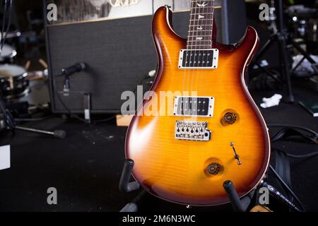 La guitare PRS de Jakko Jakszyk photographiée aux Elstree Studios, Londres. Banque D'Images