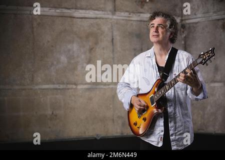 Jakko Jakszyk photographié aux studios Elstree, Londres. Banque D'Images